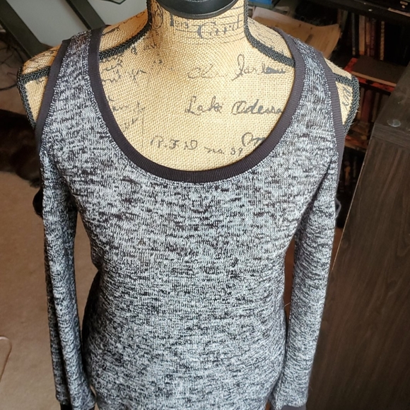 Maurices cold shoulder tunic size Medium - Picture 2 of 10